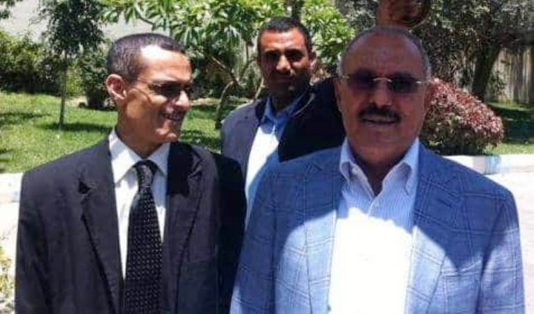 الراحل علي عبد الله صالح والصحافي والباحث عادل الأحمدي.
