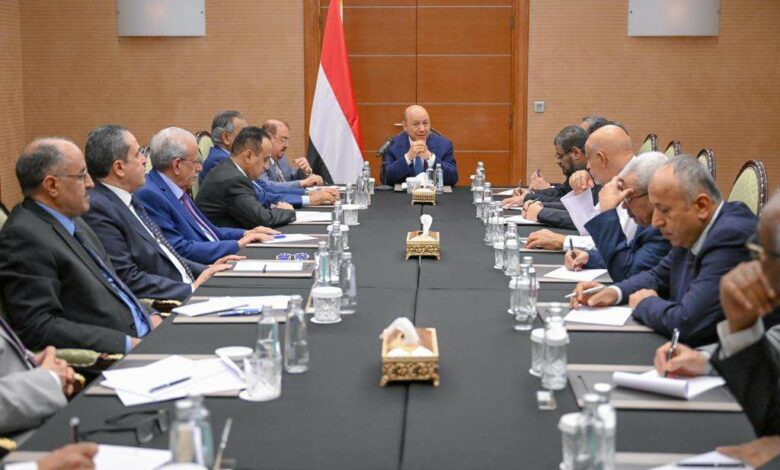 اجتماع يضم رئيس مجلس القيادة الرئاسي العليمي مع رئاستي النواب والشورى