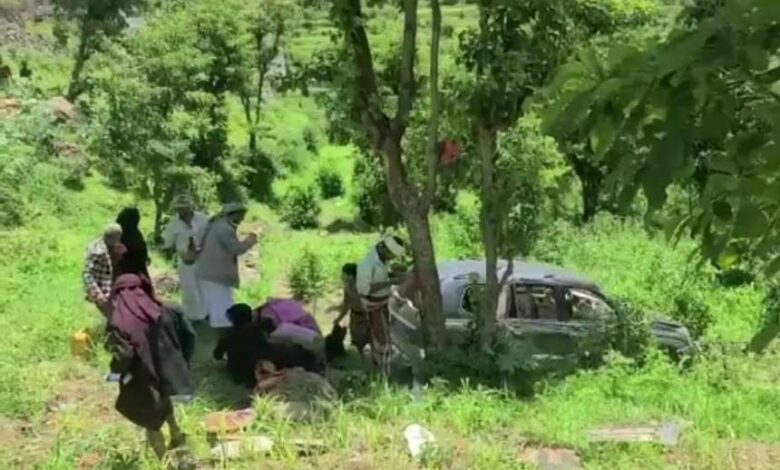 حادث سير في وصاب بمحافظة ذمار يودي بحياة امرأتين و6 مصابين